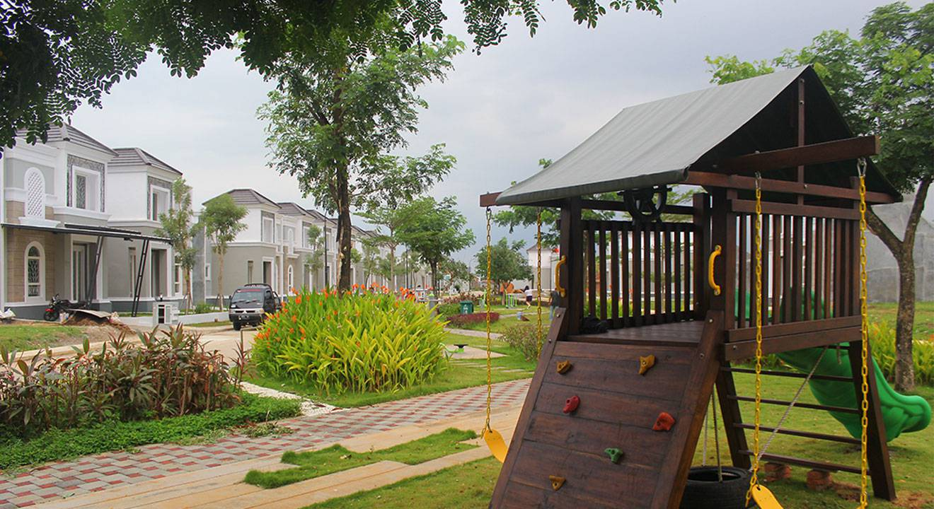 Lingkungan Perumahan Asri di CitraLand Cirebon dengan Taman Bermain