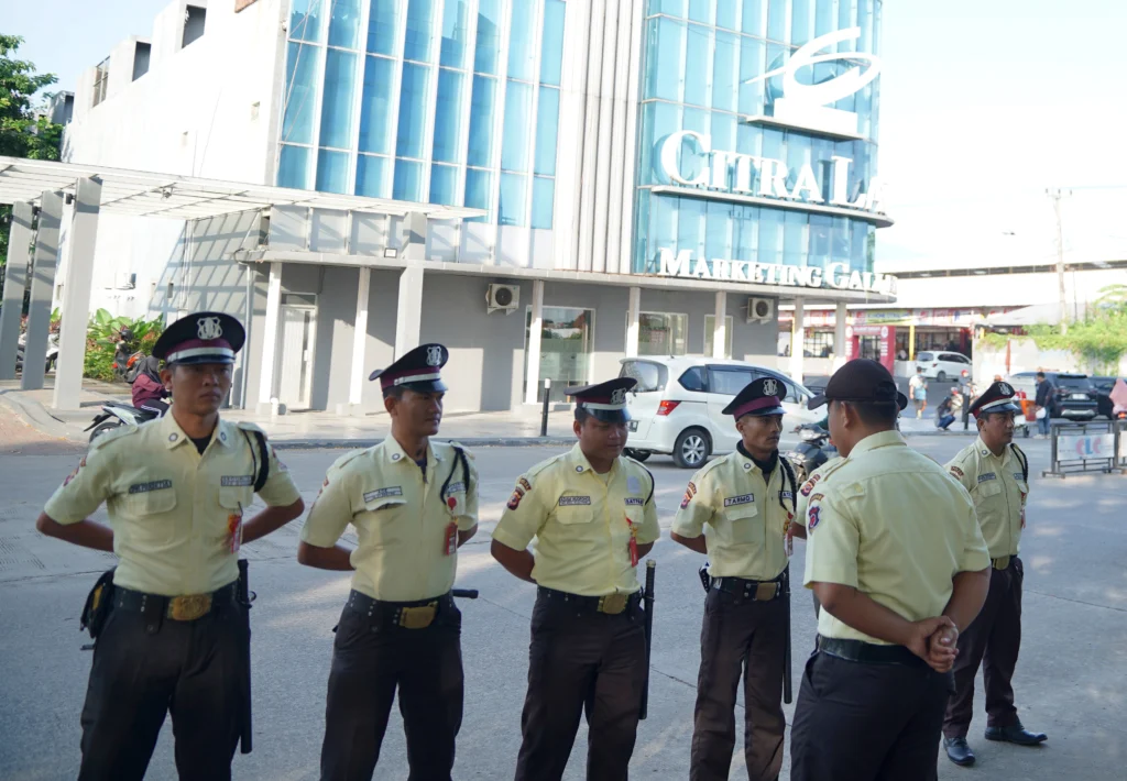 Tim petugas keamanan (security) CitraLand Cirebon berjaga di depan Marketing Gallery, melambangkan keamanan 24 jam.