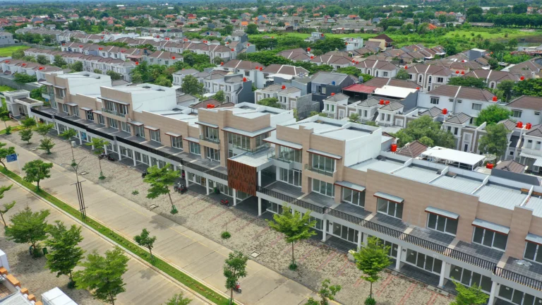 Foto udara area komersial (ruko) 3 lantai CitraLand Cirebon, berdekatan dengan kawasan perumahan, menunjukkan integrasi bisnis dan hunian.